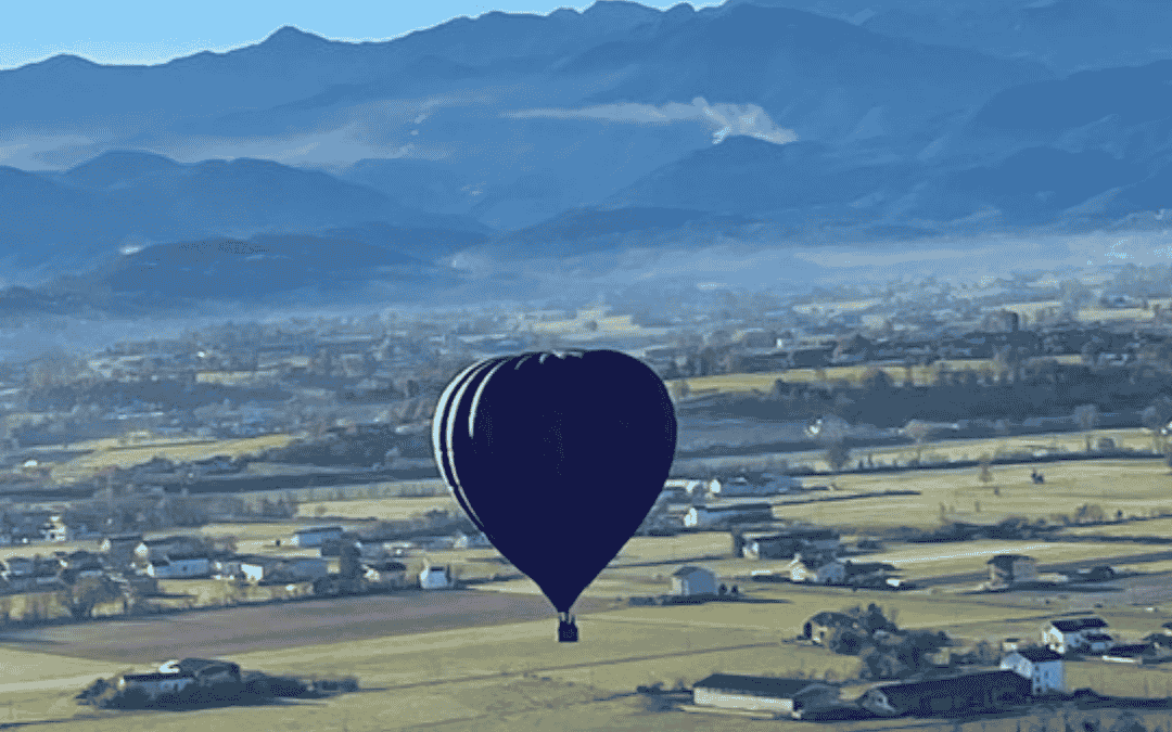 La differenza principale tra una mongolfiera libera e una vincolata