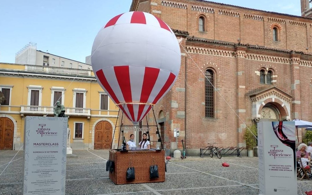 Mongolfiera Bar: struttura gonfiabile con base catering